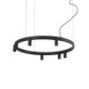 Nowoczesna, minimalistyczna lampa wisząca zamontowana na okrągłej podsufitce, od której odchodzi siedem eleganckich, smukłych tub (reflektorów) w głębokim, czarnym kolorze.